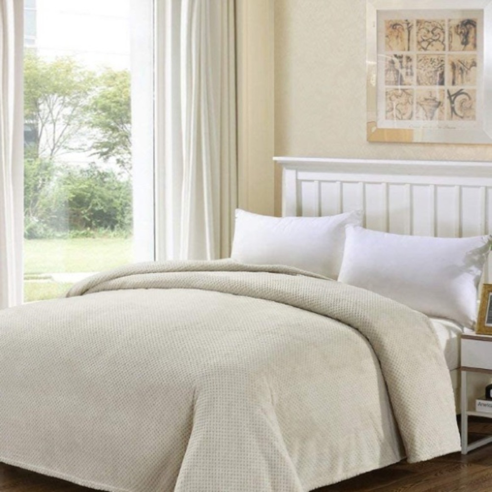 NWT luxurious plush queen large size blanket taupe - Picture 3 of 5